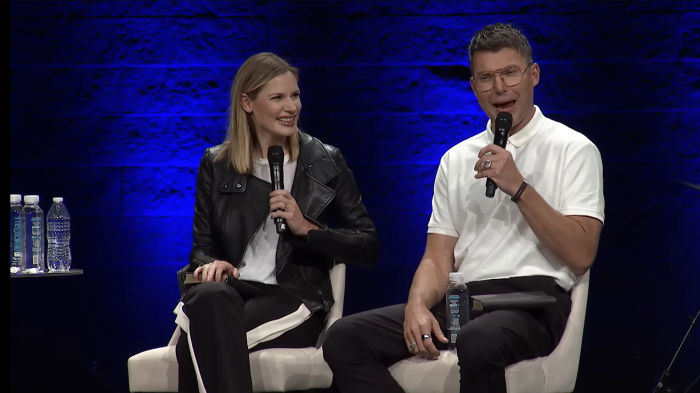 Churchome’s Lead Communicator Judah Smith (R) and his wife Chelsea Smith (L), whoserves as the congregation's the lead theologian.